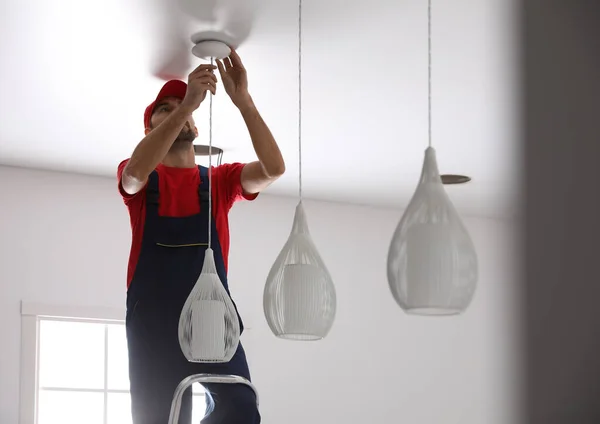 Trabalhador Instalar Lâmpada Tecto Falso Dentro Casa — Fotografia de Stock