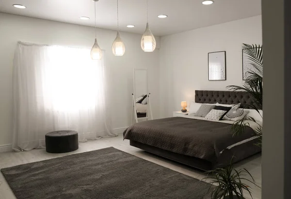 Quarto elegante interior com grande cama confortável — Fotografia de Stock