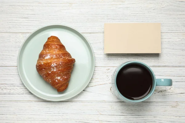Croissant Kaffee Und Blanko Karte Auf Weißem Holztisch Flach Gelegt — Stockfoto