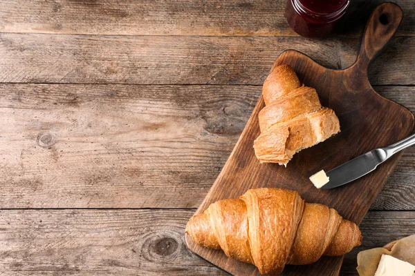 Ízletes Friss Croissant Asztalon Lapos Fektetés Szöveg Helye — Stock Fotó