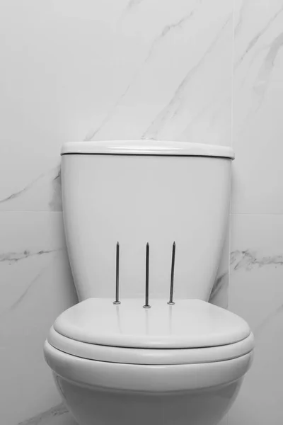 Toalete Com Unhas Perto Parede Mármore Conceito Hemorróidas — Fotografia de Stock