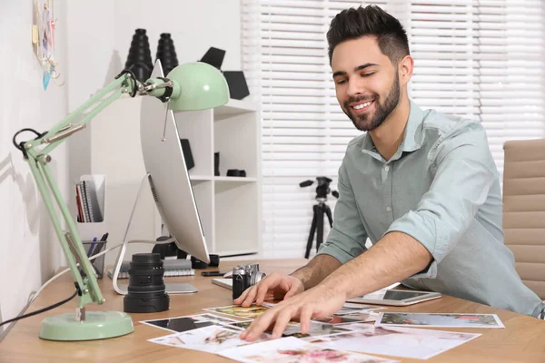 Fotógrafo profesional trabajando en la mesa en la oficina — Foto de Stock