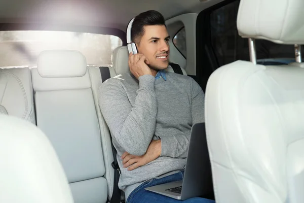 Jóképű férfi, aki audiobookat hallgat az autóban. — Stock Fotó