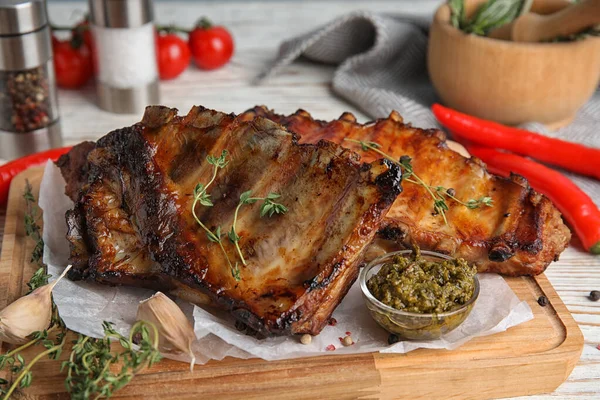 Sabrosas Costillas Parrilla Aromáticas Con Tomillo Servido Mesa — Foto de Stock