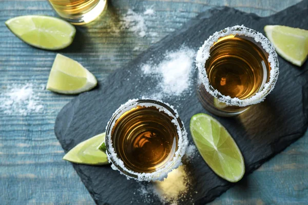 Tequila Mexicana Tiros Rodajas Lima Sal Sobre Mesa Madera Azul — Foto de Stock