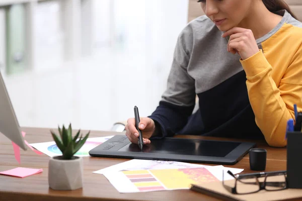 Designer Donna Che Lavora Alla Scrivania Ufficio Primo Piano — Foto Stock