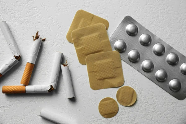 ニコチンパッチ 錠剤と白い背景に壊れたタバコ フラットレイ — ストック写真