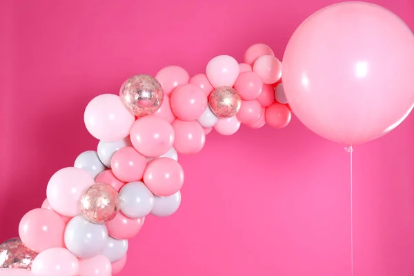 Hermosa Composición Con Globos Sobre Fondo Rosa —  Fotos de Stock