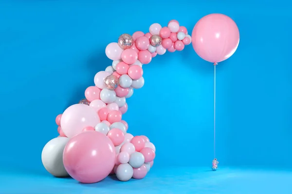 Prachtige Compositie Met Ballonnen Blauwe Achtergrond — Stockfoto