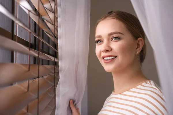 Mujer Cerca Ventana Con Hermosas Cortinas Casa — Foto de Stock