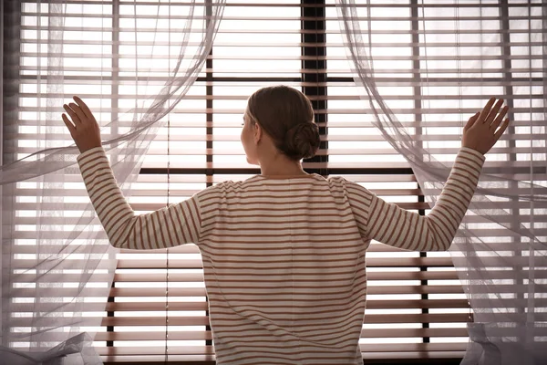 Mujer Abriendo Cortinas Ventana Casa Por Mañana — Foto de Stock