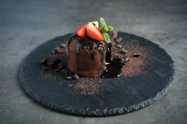 Deliziosa Torta Calda Cioccolato Lava Sul Tavolo Grigio — Foto Stock