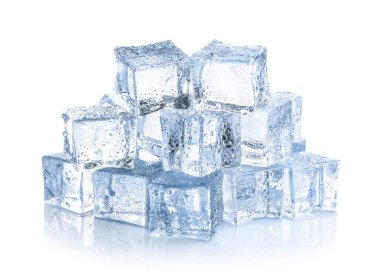 Su damlaları beyaz üzerine izole edilmiş kristal berrak buz küpleri.