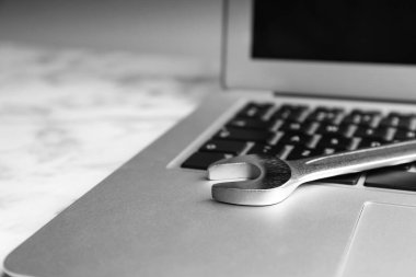 Laptop ve anahtar masada, yakın plan. Teknik destek kavramı