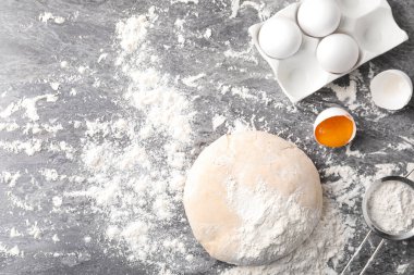 Gri masadaki hamurlu düz kompozisyon, metin için boşluk. C