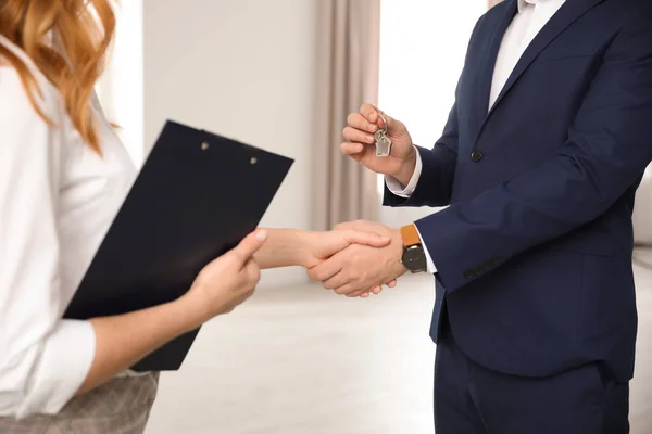 Agent immobilier serrant la main du client au bureau, gros plan — Photo