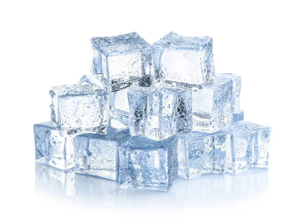 Cubos de hielo cristalino con gotas de agua aisladas en blanco —  Fotos de Stock