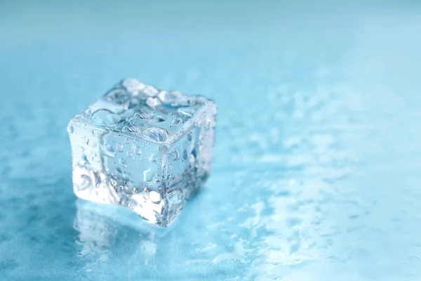 Cubo Gelo Cristalino Sobre Fundo Azul Claro Close Espaço Para — Fotografia de Stock