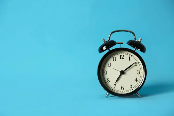 Relógio Alarme Fundo Azul Claro Espaço Para Texto Hora Manhã — Fotografia de Stock