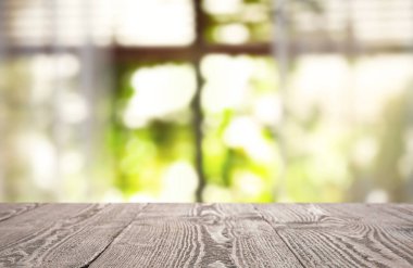 Sabahları bahçenin penceresinden görüşüm bulanıklaşıyor.