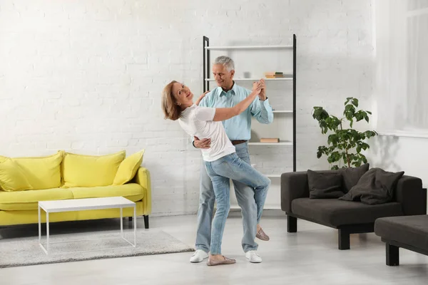 Glada Äldre Par Dansar Vardagsrummet — Stockfoto