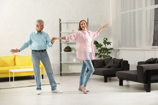 Feliz Pareja Ancianos Bailando Juntos Sala Estar —  Fotos de Stock
