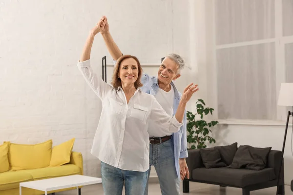 Feliz Casal Sênior Dançando Juntos Sala Estar — Fotografia de Stock