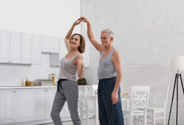 Feliz Pareja Ancianos Bailando Juntos Cocina —  Fotos de Stock