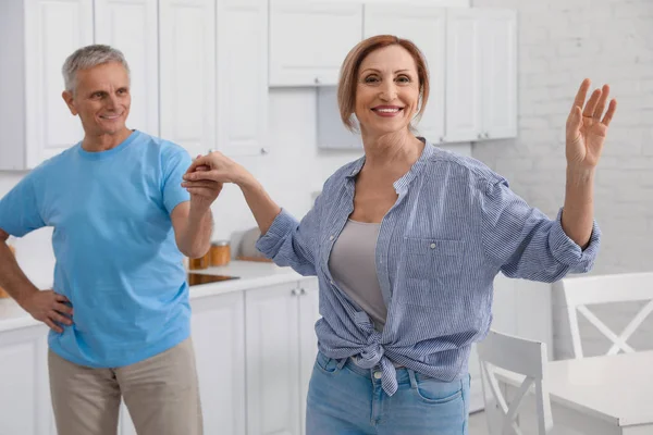 Feliz Pareja Ancianos Bailando Juntos Cocina —  Fotos de Stock