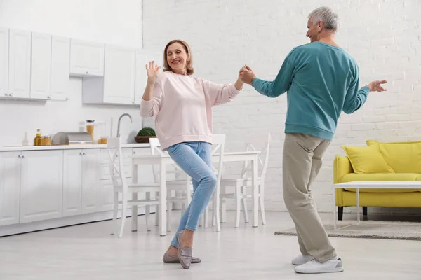 Heureux Couple Âgé Dansant Ensemble Dans Cuisine — Photo