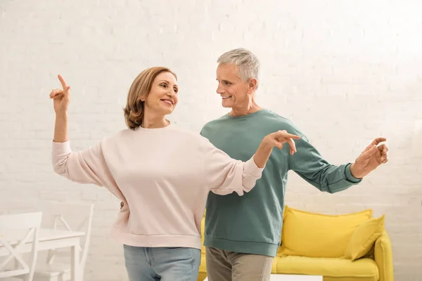 Feliz Pareja Ancianos Bailando Juntos Casa —  Fotos de Stock