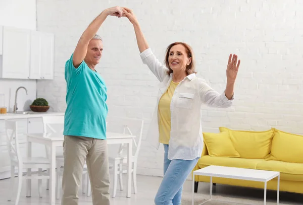 Gelukkig Senior Paar Dansen Keuken Thuis — Stockfoto