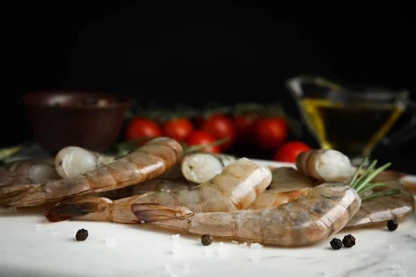 Fresh raw shrimps on marble board, closeup — Stock Photo, Image