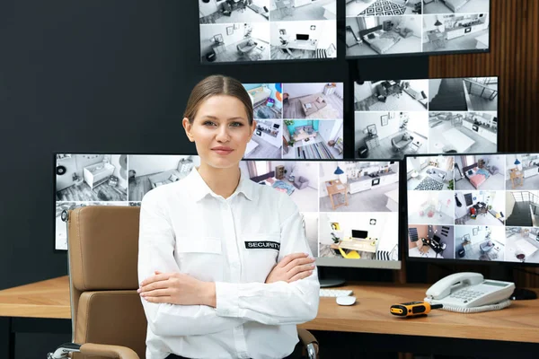 Agent de sécurité en uniforme sur le lieu de travail avec moniteurs — Photo