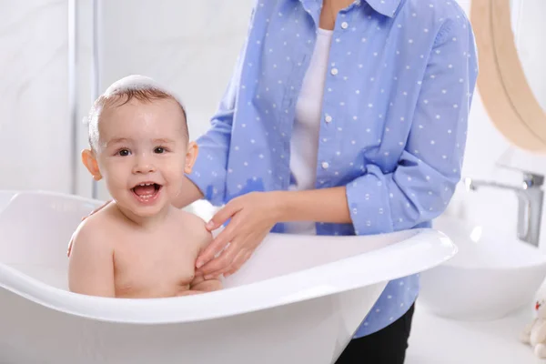 Mutter Mit Ihrem Kleinen Baby Badezimmer — Stockfoto