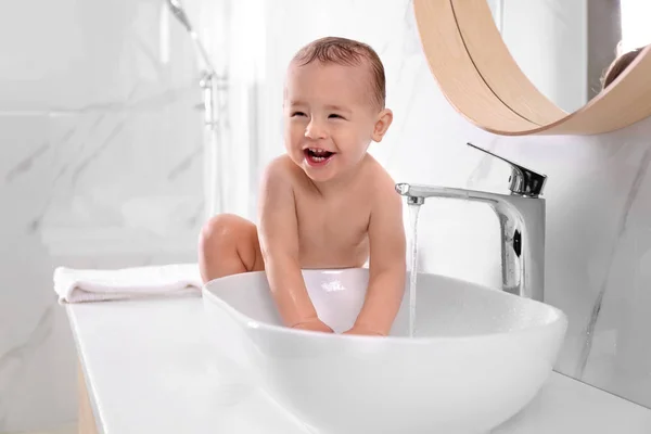 Bonito bebê brincando no banheiro em casa — Fotografia de Stock