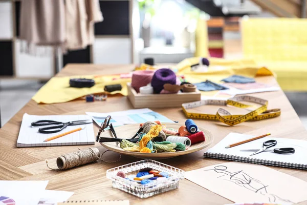 Moda tasarımcısının atölyedeki iş yeri. Yeni kıyafetler oluşturuluyor