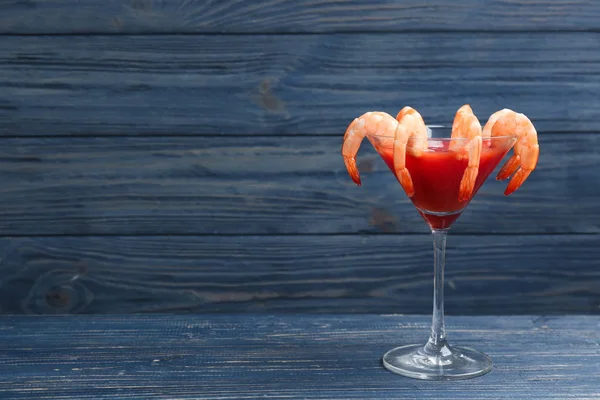 Cocktail de crevettes avec sauce tomate sur table en bois bleu. Espace fo — Photo