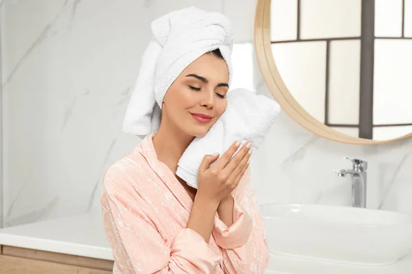 若いです女性拭く顔でタオルでバスルーム — ストック写真