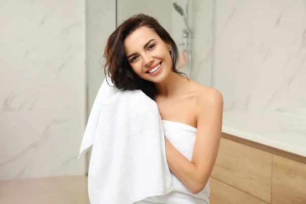 浴室里用毛巾擦干头发的年轻女人 — 图库照片