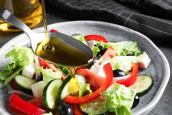 Přidání Oleje Vaření Lahodného Salátu Stole Detailní Záběr — Stock fotografie
