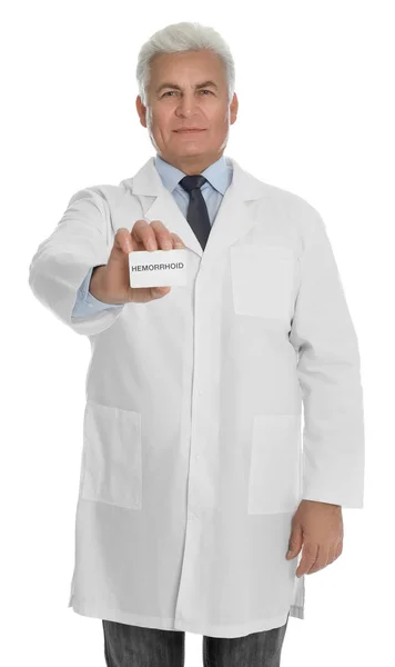 Doctor Met Visitekaartje Met Woord Hemorrhoid Witte Achtergrond — Stockfoto