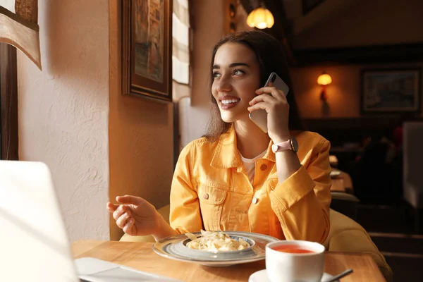 Jeune Blogueur Parle Téléphone Table Dans Café — Photo