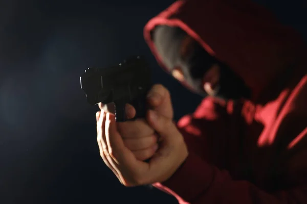 Hombre Con Máscara Sosteniendo Arma Sobre Fondo Oscuro Enfoque Las — Foto de Stock