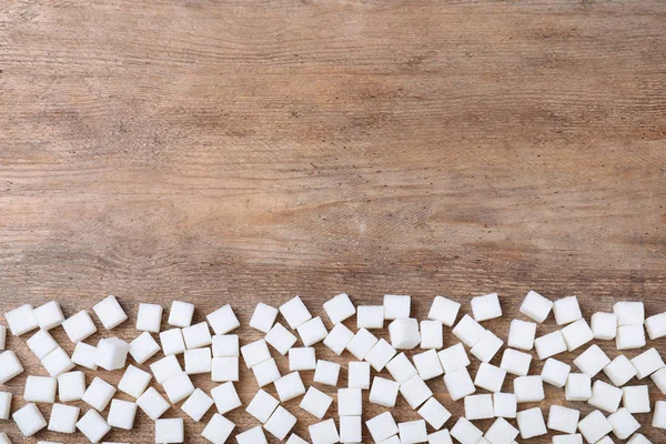 Azúcar refinado sobre mesa de madera, aplanado. Espacio para texto —  Fotos de Stock