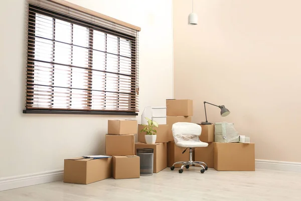 Moviendo Cajas Cosas Cerca Ventana Habitación — Foto de Stock