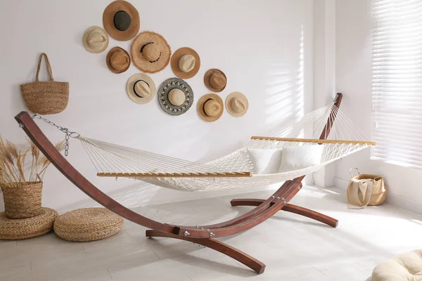 Cómoda Hamaca Con Almohadas Una Habitación Elegante Diseño Interiores — Foto de Stock