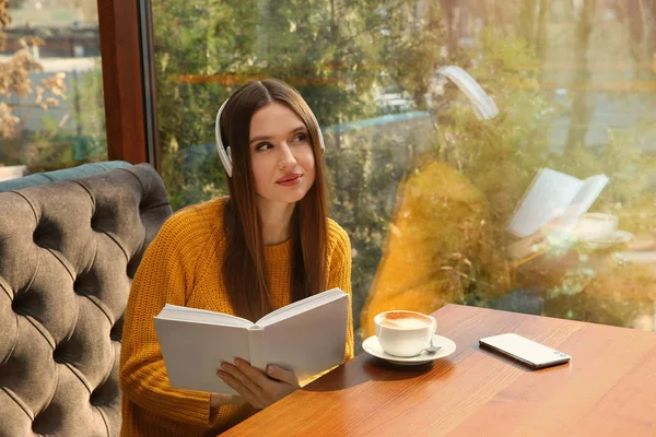 Nő hallgat audiobook az asztalnál a kávézóban — Stock Fotó