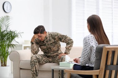 Psikoterapist, erkek ordu subayıyla birlikte çalışıyor.
