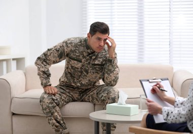 Psikoterapist, erkek ordu subayıyla birlikte çalışıyor.